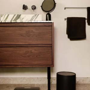 Sano ruslafata á baðherbergi svört